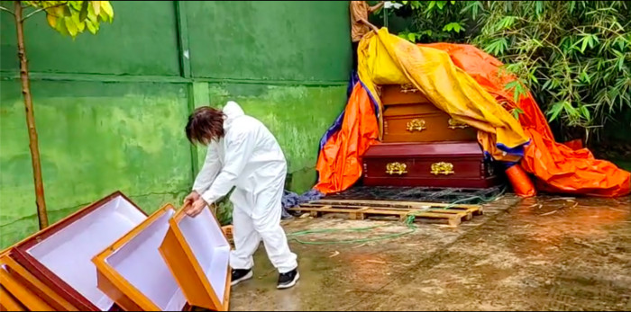 Chồng đội mưa khiêng áo quan, Việt Hương xót xa: Ở Mỹ làm thầy giáo ngon lành, giờ khuân vác thấy thương