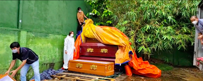 Chồng đội mưa khiêng áo quan, Việt Hương xót xa: Ở Mỹ làm thầy giáo ngon lành, giờ khuân vác thấy thương