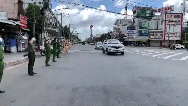 Khóc nghẹn trước khoảnh khắc đồng đội tiễn biệt đại úy công an hy sinh khi làm nhiệm vụ chống dịch Ảnh 1