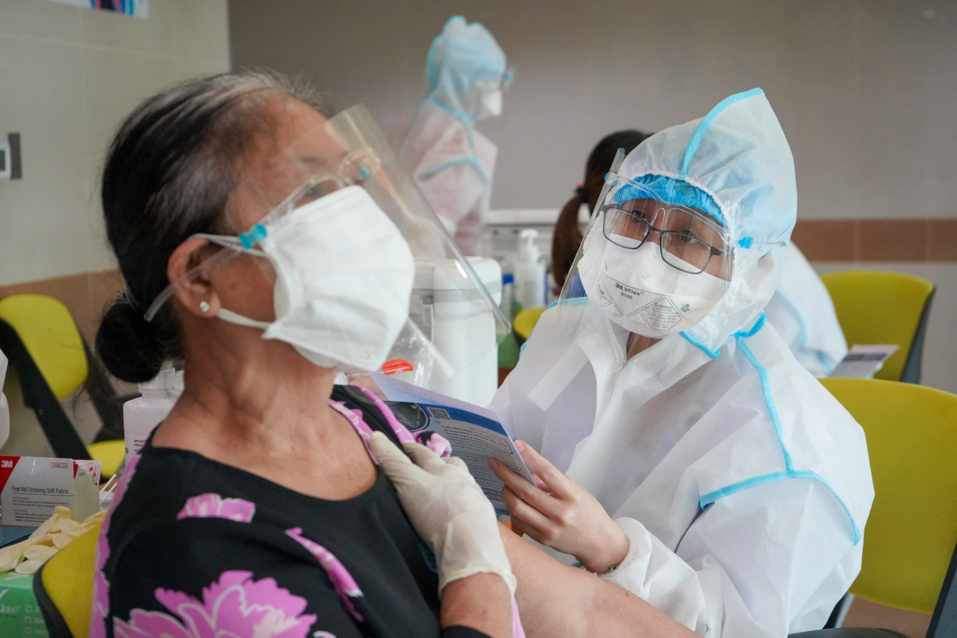 Vắc xin Sinopharm hiệu quả thế nào? Đối tượng nào hoãn tiêm và không nên tiêm? - Ảnh 1.