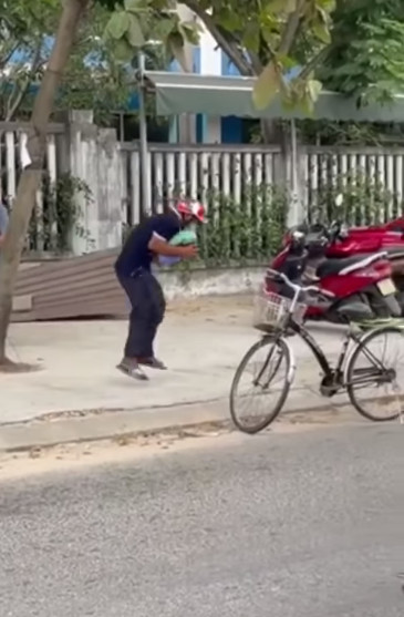 Việt Hương 'chảy nước mắt' khi xem clip người đàn ông nhảy vui mừng nhận được 5 kg gạo