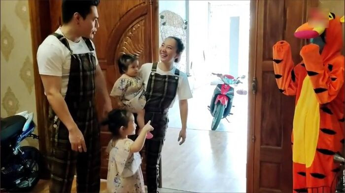 Lê Dương Bảo Lâm 'bất chấp' dịch bệnh lái xe chở cả gia đình đi sở thú