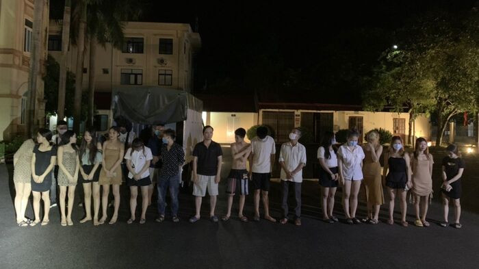 Thấy công an 'đột kích' quán karaoke, nhân viên và khách hát chui vào chuồng gà, nhảy xuống ao lẩn trốn Ảnh 1