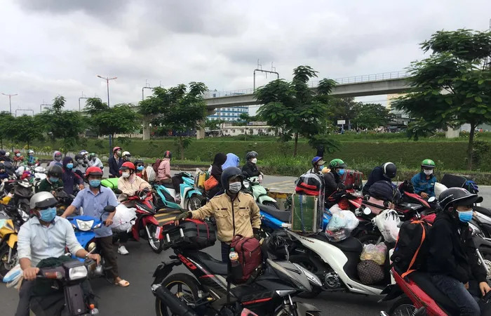 NTK Đỗ Mạnh Cường nêu quan điểm 'gắt' trước việc người lao động đổ xô về quê
