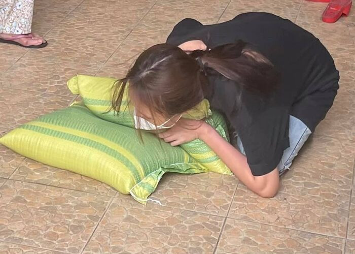 Con gái Phương Thanh theo mẹ làm từ thiện, té sõng soài 'rách quần' khi lần đầu vác 20 kg gạo Ảnh 2