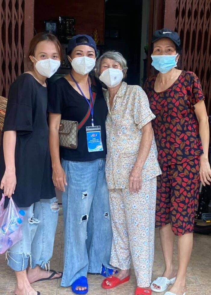 Con gái Phương Thanh theo mẹ làm từ thiện, té sõng soài 'rách quần' khi lần đầu vác 20 kg gạo Ảnh 5