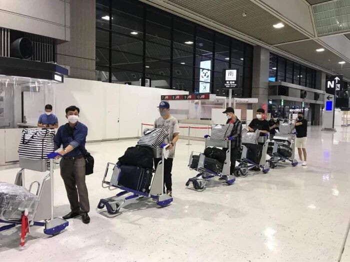 Xúc động hình ảnh đưa tro cốt chàng trai xấu số bị sát hại tại Nhật Bản về Việt Nam