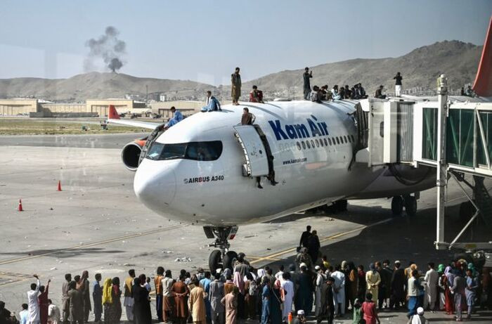 Cảnh hỗn loạn khi người dân Afghanistan tràn vào sân bay tháo chạy khỏi Kabul Ảnh 3