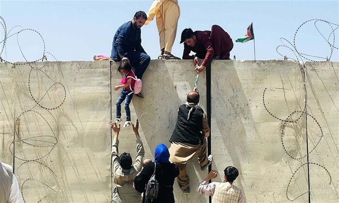 Cảnh hỗn loạn khi người dân Afghanistan tràn vào sân bay tháo chạy khỏi Kabul Ảnh 1