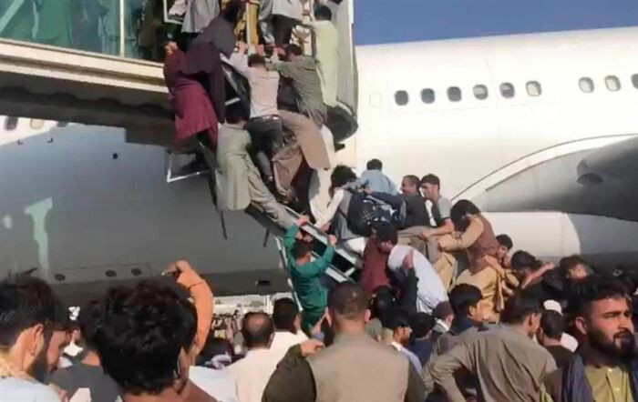 Cảnh hỗn loạn khi người dân Afghanistan tràn vào sân bay tháo chạy khỏi Kabul Ảnh 8