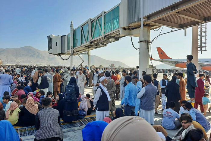 Cảnh hỗn loạn khi người dân Afghanistan tràn vào sân bay tháo chạy khỏi Kabul Ảnh 7