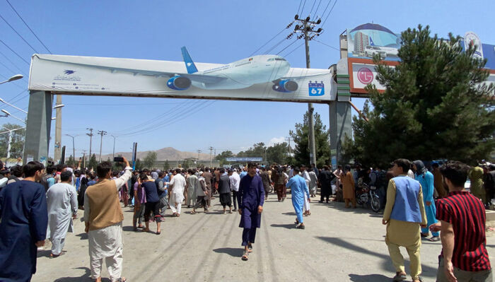 Cảnh hỗn loạn khi người dân Afghanistan tràn vào sân bay tháo chạy khỏi Kabul Ảnh 6