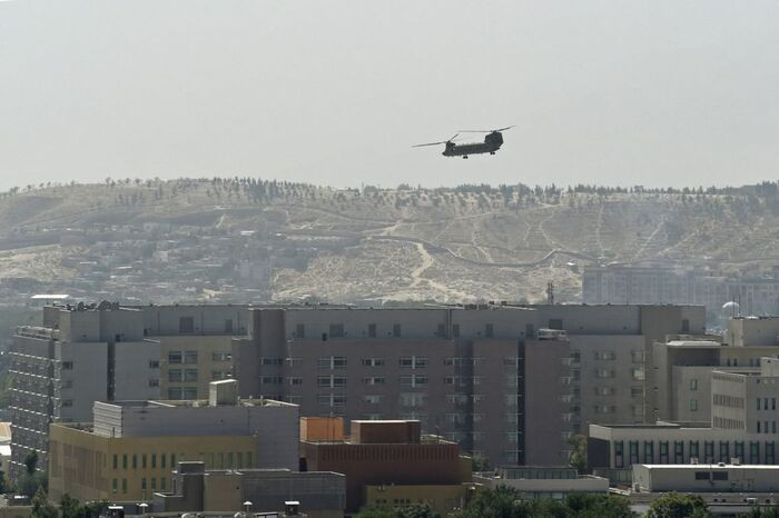 Cảnh hỗn loạn khi người dân Afghanistan tràn vào sân bay tháo chạy khỏi Kabul Ảnh 10