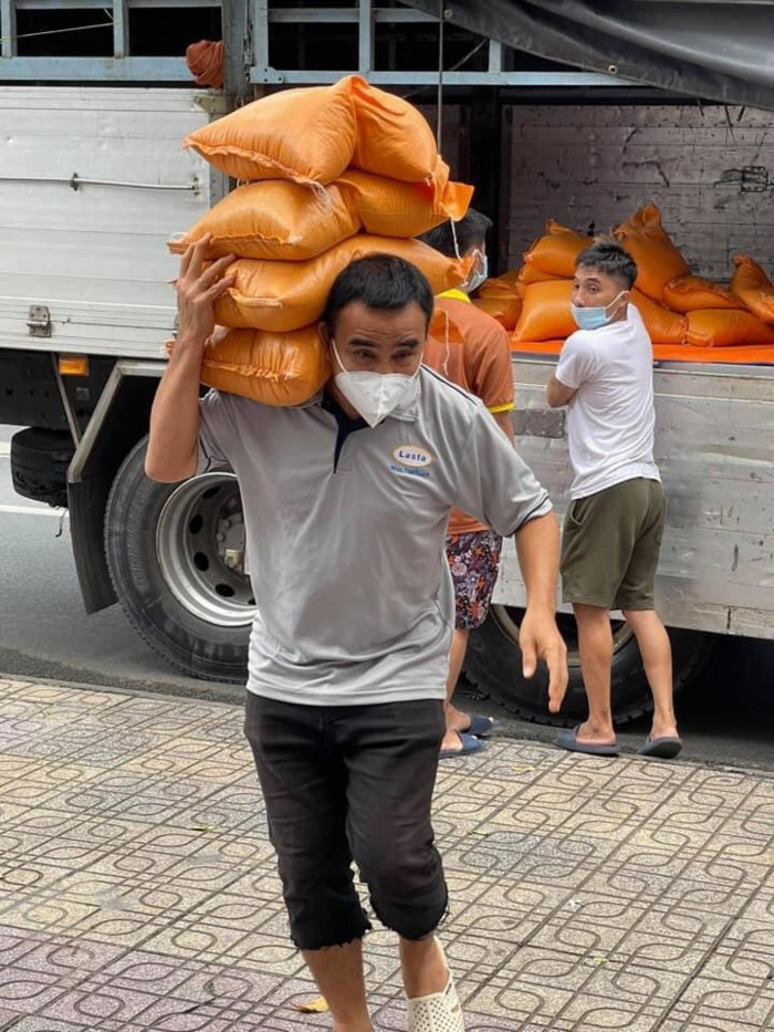 Xúc động hình ảnh MC Quyền Linh vác gạo tiếp tế, NSND Hồng Vân phải thốt lên câu này