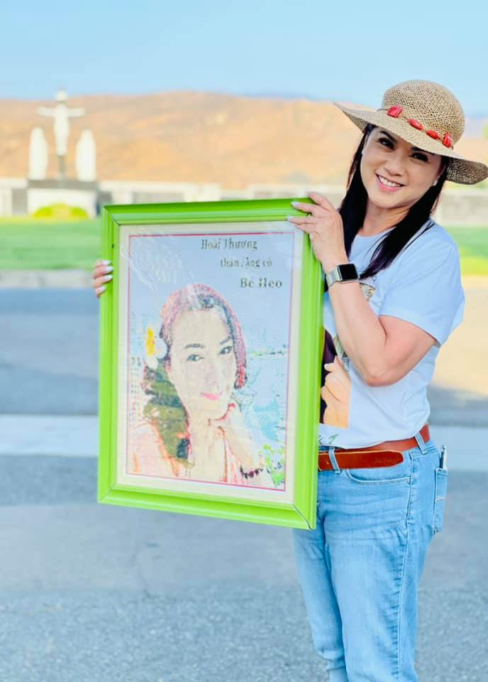 Thúy Nga xúc động khi cùng bà xã danh hài Chí Tài đi viếng mộ cố nghệ sĩ