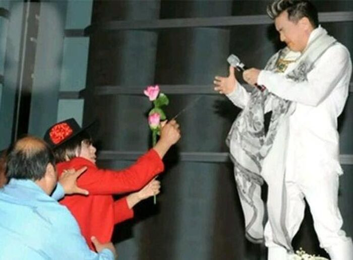 Giữa lùm xùm tiền từ thiện, khoảnh khắc Đàm Vĩnh Hưng bị xịt hơi cay trên sân khấu bất ngờ bị đào lại