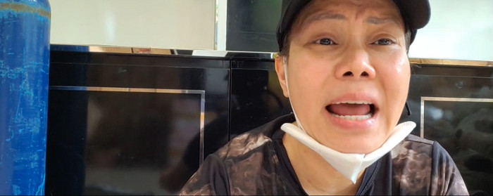 Việt Hương bức xúc livestream: 'Tôi quỳ lạy mọi người, làm ơn trả lại bình ô-xy'