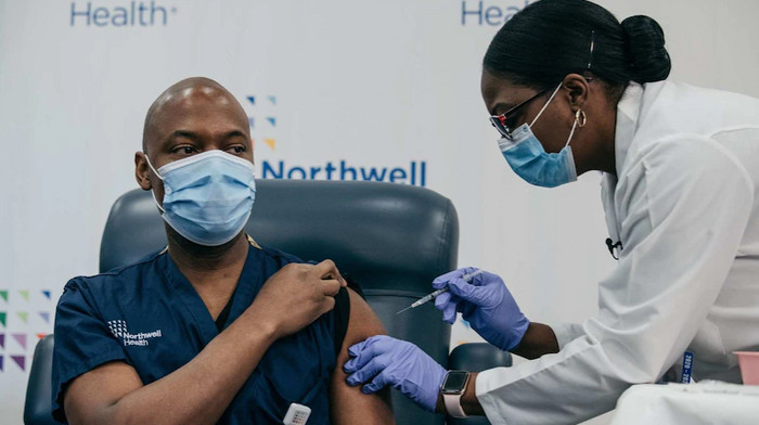 Tại sao vaccine Covid-19 được tiêm vào bắp tay chứ không phải tĩnh mạch?