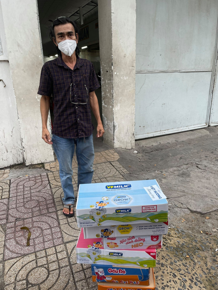Nghệ sĩ Bình Tinh nhắn gửi diễn viên hài Việt Hương: Em khóc mẹ chưa đủ, em tiếp tục rơi nước mắt vì chị