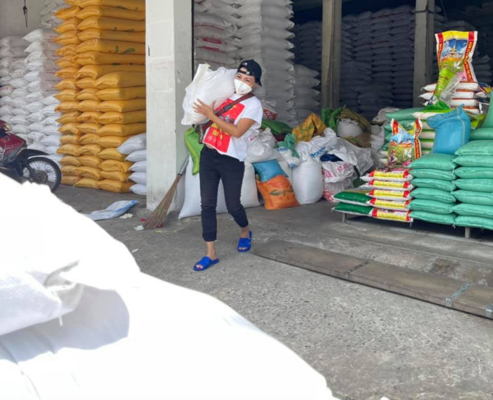 Ca sĩ Phương Thanh mang dép lê, mặc quần lửng đi phát lương thực cho bà con: Giản dị mà ấm áp