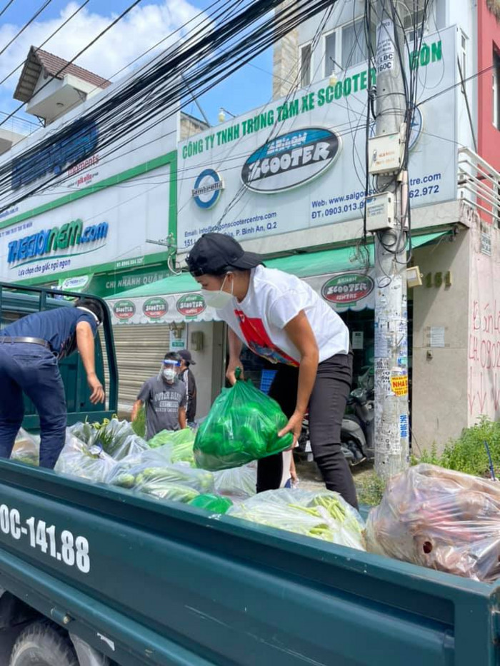 Ca sĩ Phương Thanh mang dép lê, mặc quần lửng đi phát lương thực cho bà con: Giản dị mà ấm áp