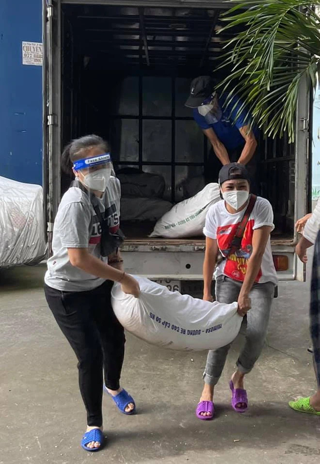 Ca sĩ Phương Thanh mang dép lê, mặc quần lửng đi phát lương thực cho bà con: Giản dị mà ấm áp