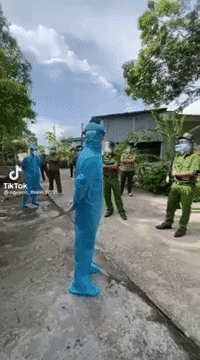 F0 cố thủ trong nhà, nhất quyết không đi cách ly điều trị mặc cho lực lượng chức năng ra sức giải thích Ảnh 1