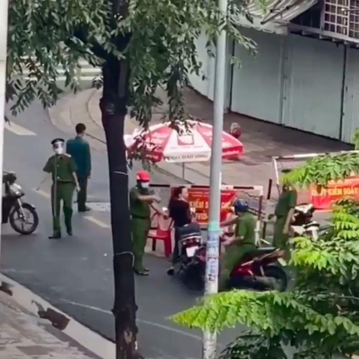 'Chị đại quận 4' lại tiếp tục gào thét chống đối khi bị 'bế' lên phường do vi phạm quy định phòng dịch Ảnh 1
