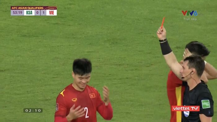 Facebook trọng tài thổi penalty tuyển Việt Nam và rút thẻ đỏ với Duy Mạnh bị tấn công dữ dội Ảnh 1