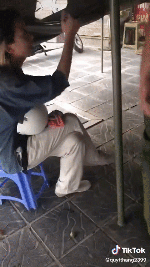 Cô gái không đeo khẩu trang chỉ mặt, lớn tiếng chửi bới lực lượng chức năng: 'Mày hỗn láo với tao ý gì?'