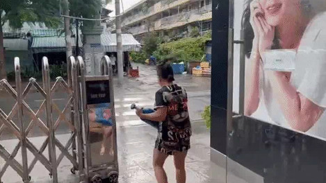 Việt Hương tự vác bình ô-xy, liền nhận lại món quà 'thơm phức'