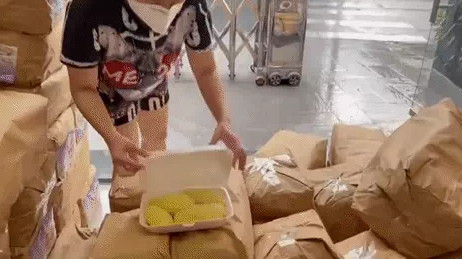 Việt Hương tự vác bình ô-xy, liền nhận lại món quà 'thơm phức'