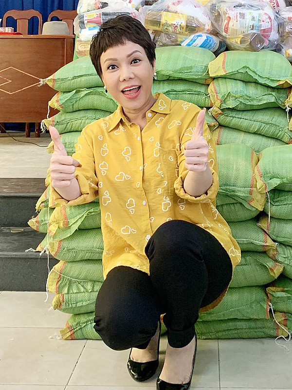 Xúc động clip bà con động viên Việt Hương vì lỡ phát gạo mốc: 'Tụi em mang ơn dữ lắm'