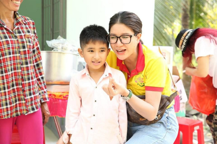 Trang Trần sao kê từ thiện, tuyên bố dừng lại vì hứng chịu 'gạch đá', nhắn nhủ ai đó lộng lẫy mà lươn lẹo