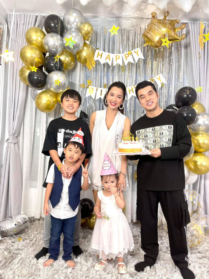 Thủy Tiên bị netizen nhắc lại chuyện từng hẹn hò cùng một nam ca sĩ nổi tiếng giữa ồn ào từ thiện