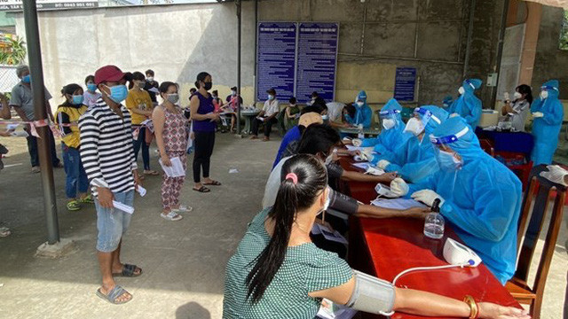 Hà Nội: 2 vợ chồng bán rau quả ở chợ mắc Covid-19
