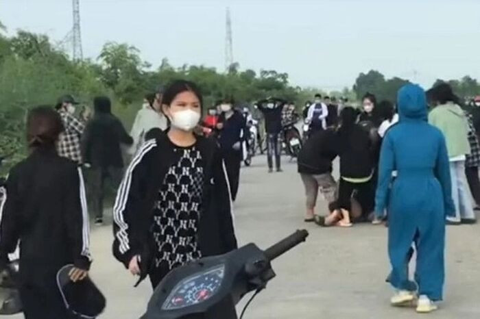 Ninh Bình: Hàng chục nữ sinh cầm mũ bảo hiểm, gậy sắt lao vào 'hỗn chiến' trên đê