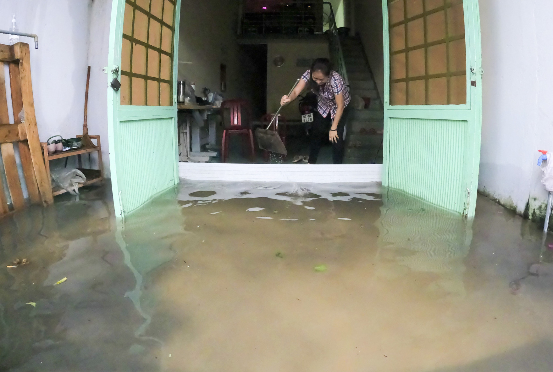 Đà Nẵng: Khu dân cư ngập sâu, nhiều người phải bồng con đi gửi nhờ - Ảnh 6.