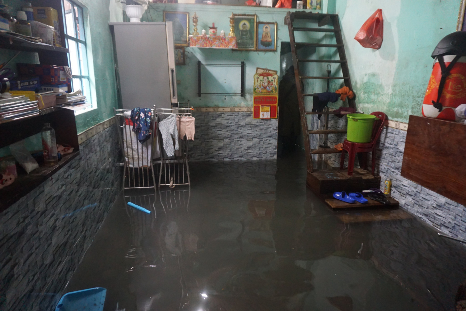 Đà Nẵng: Khu dân cư ngập sâu, nhiều người phải bồng con đi gửi nhờ - Ảnh 15.