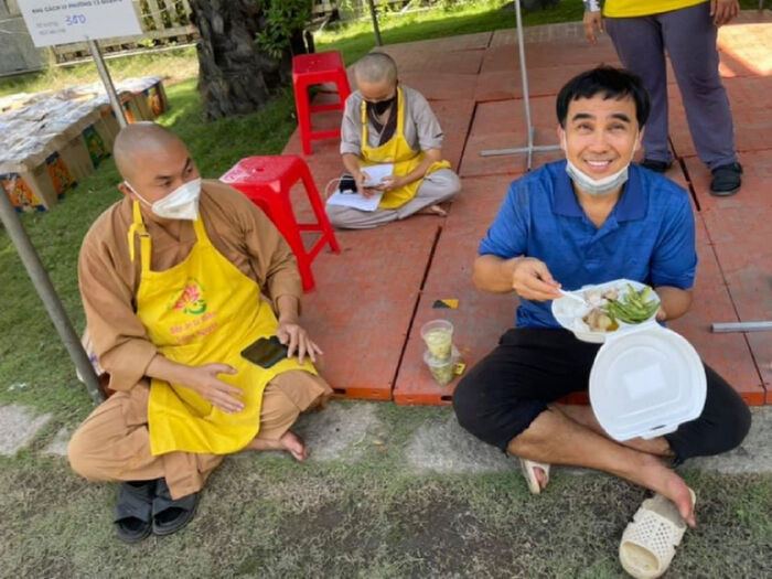 Dù đã hết lòng hết sức, MC Quyền Linh vẫn bị chê trách không giúp được gì cho dân