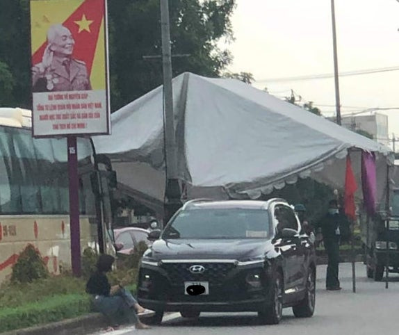 Xử phạt trường hợp lợi dụng xe "ưu tiên" thông chốt kiểm dịch để đi nhận quà - Ảnh 1.