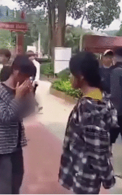 Nữ sinh lớp 7 bị nam thanh niên túm tóc tát liên tiếp vào mặt, bắt quỳ gối xin lỗi ngay giữa sân trường