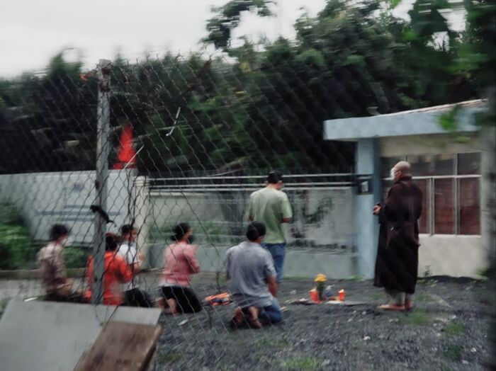 Lặng người cảnh bái vọng ven đường phía ngoài bệnh viện do không thể gặp mặt người thân lần cuối Ảnh 1