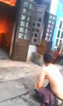 Clip: Thanh niên 'hóa vàng' luôn căn nhà thật cho người bố quá cố: 'Em đã nghiên cứu cả đêm qua rồi' Ảnh 2