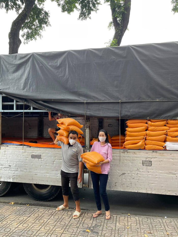 Hết chăm lo cho người dân, MC Quyền Linh tiếp tục giúp đỡ nghệ sĩ nghèo, anh em công nhân sân khấu