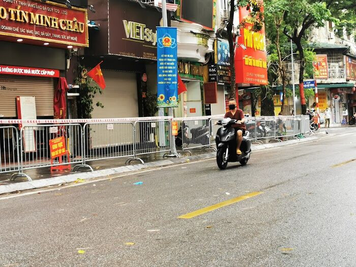 Hà Nội: Phong toả một đoạn phố Trần Nhân Tông sau khi phát hiện ca F0 mới Ảnh 2