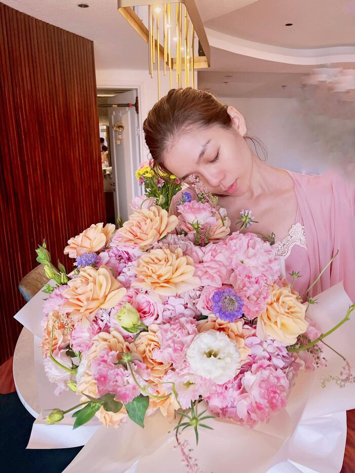 Lệ Quyên khoe ảnh bụng săn chắc, eo con kiến không kém gì gái 18 sau khi bị nghi có bầu