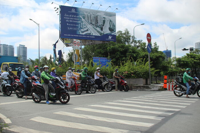 Người dân TP.HCM mong chờ ngày được dỡ rào phong tỏa: 'Đời sống yên vui là ... đời 'bình thường mới'