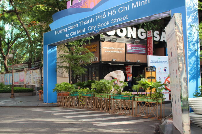 Người dân TP.HCM mong chờ ngày được dỡ rào phong tỏa: 'Đời sống yên vui là ... đời 'bình thường mới'