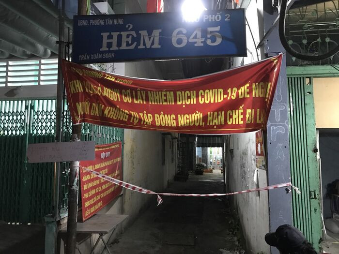 Vụ thi thể lìa đầu ở quận 7: Nghi can cố thủ trong nhà 1 giờ, tình trạng không tỉnh táo Ảnh 3